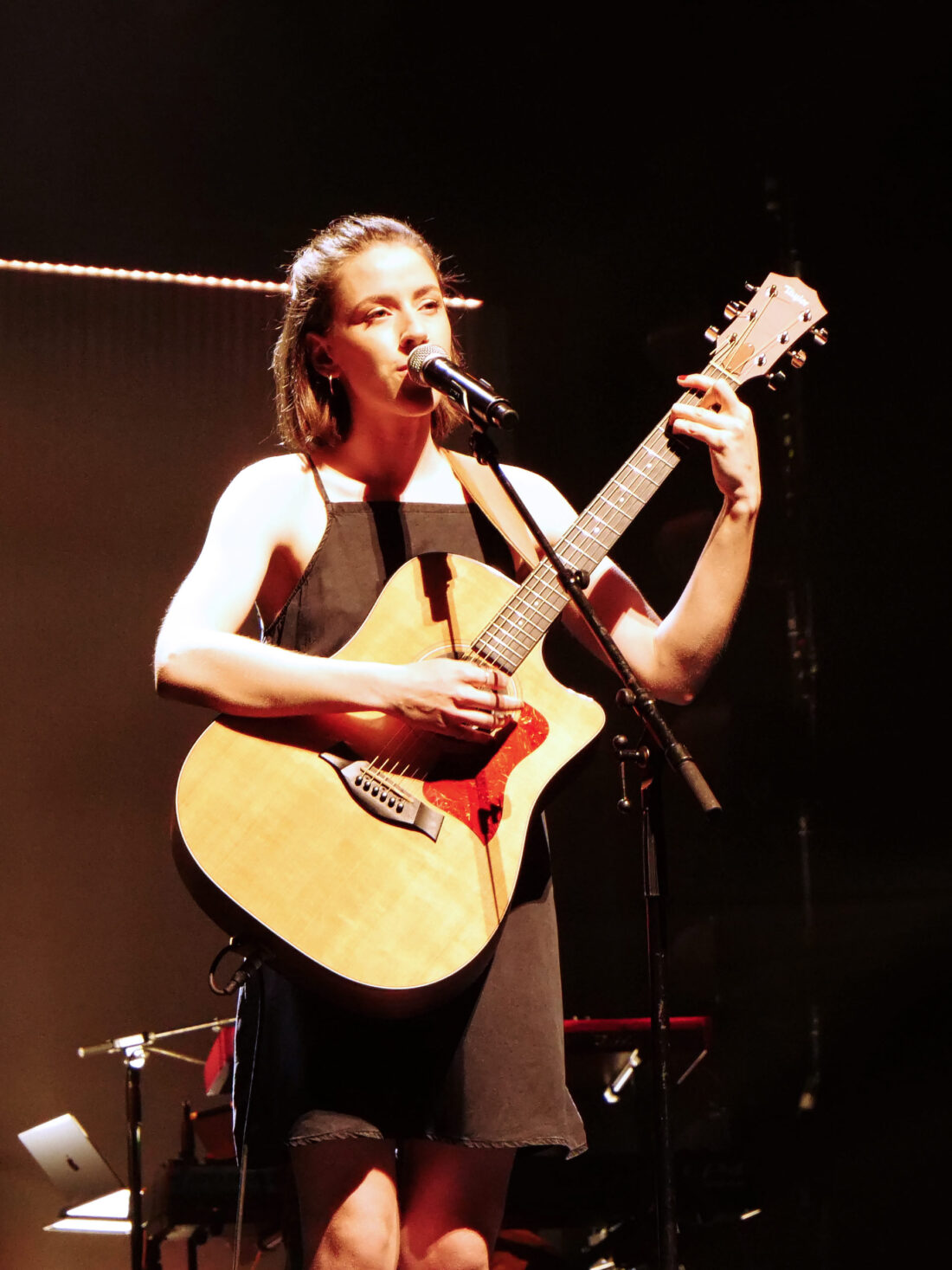 Myriam Arseneau séduit avec son jeu de guitare lors de la demi-finale 3.