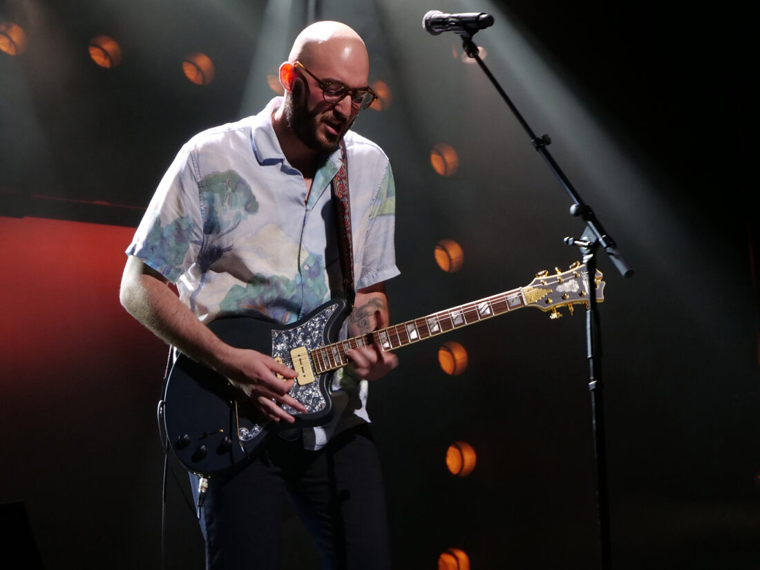 Philippe Mathieu démontre son talent à la guitare lors de la demi-finale 3.