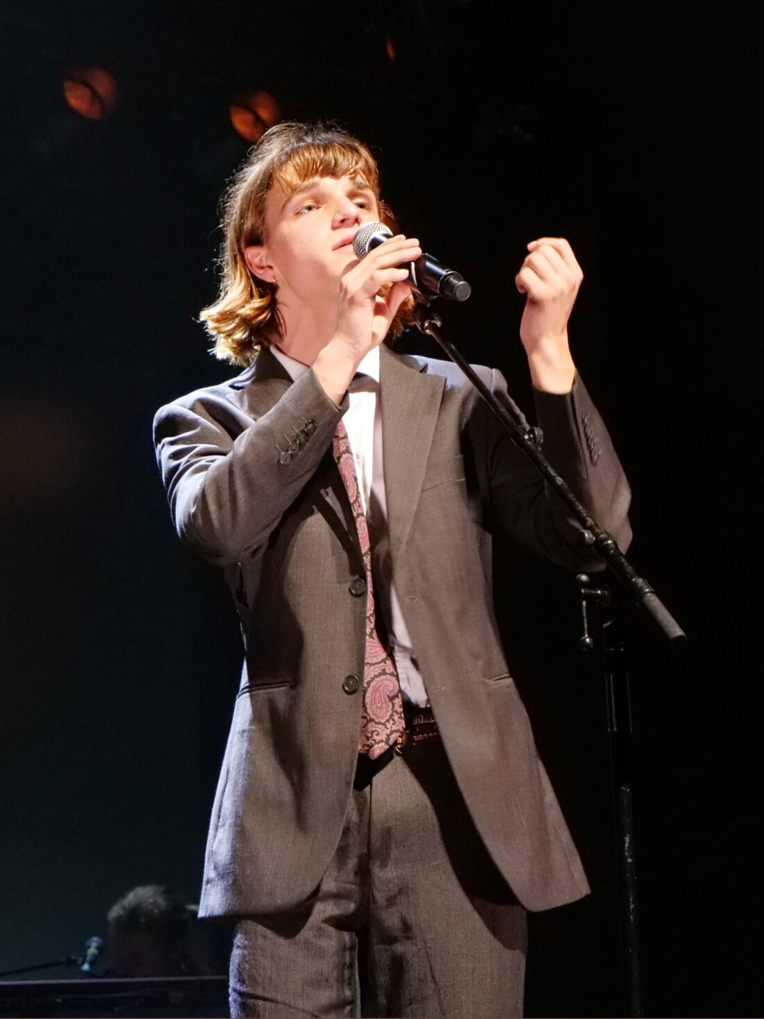 Émile Bourgault charme avec sa voix envoûtante lors de la demi-finale 3 du Grand Concours Hydro-Québec.