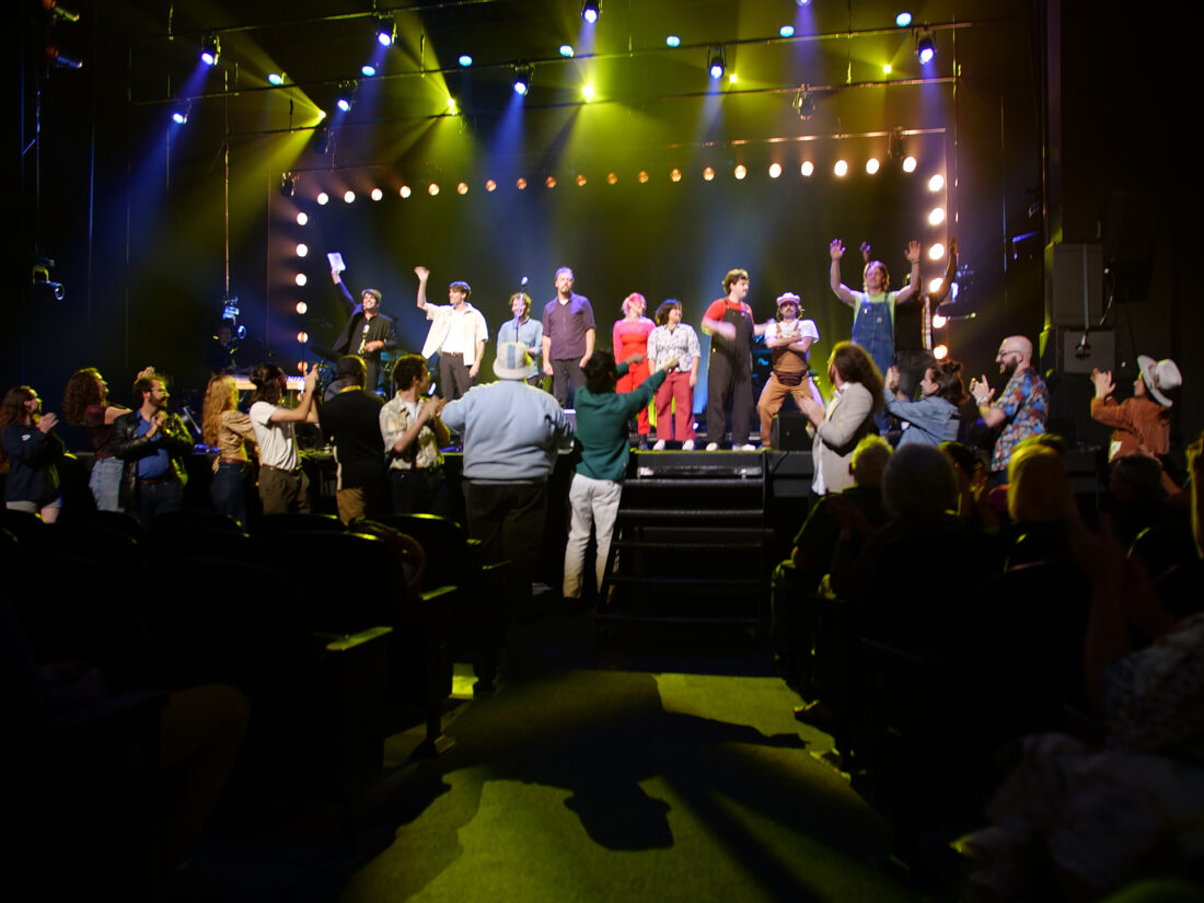 Les demi-finalistes encouragent les artistes de la soirée à la demi-finale 4 du Grand Concours Hydro-Québec.