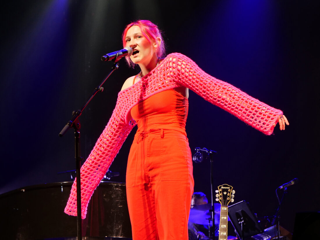 Claudie Létourneau apporte son style unique et attachant ainsi que son chant à la demi-finale 4.