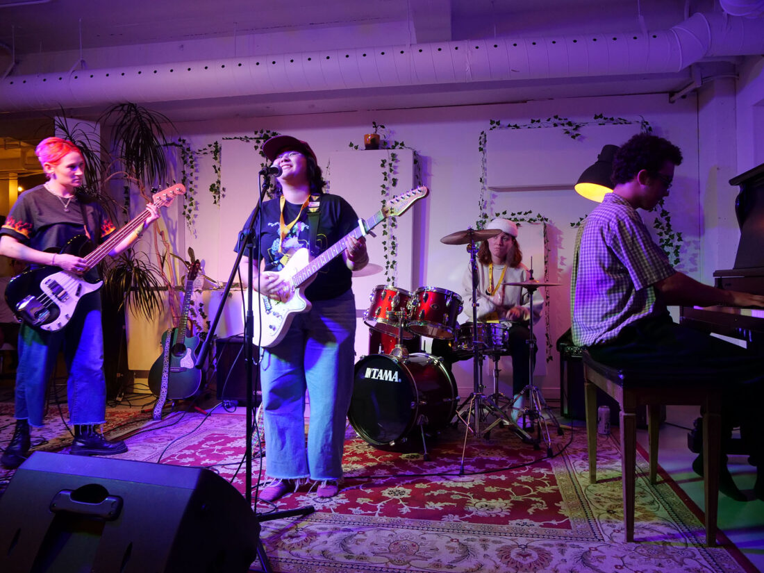 Claudie Létourneau, Kayda, Ariane Baert et Loïc Tremblay présentent un numéro improvisé au Jam night.