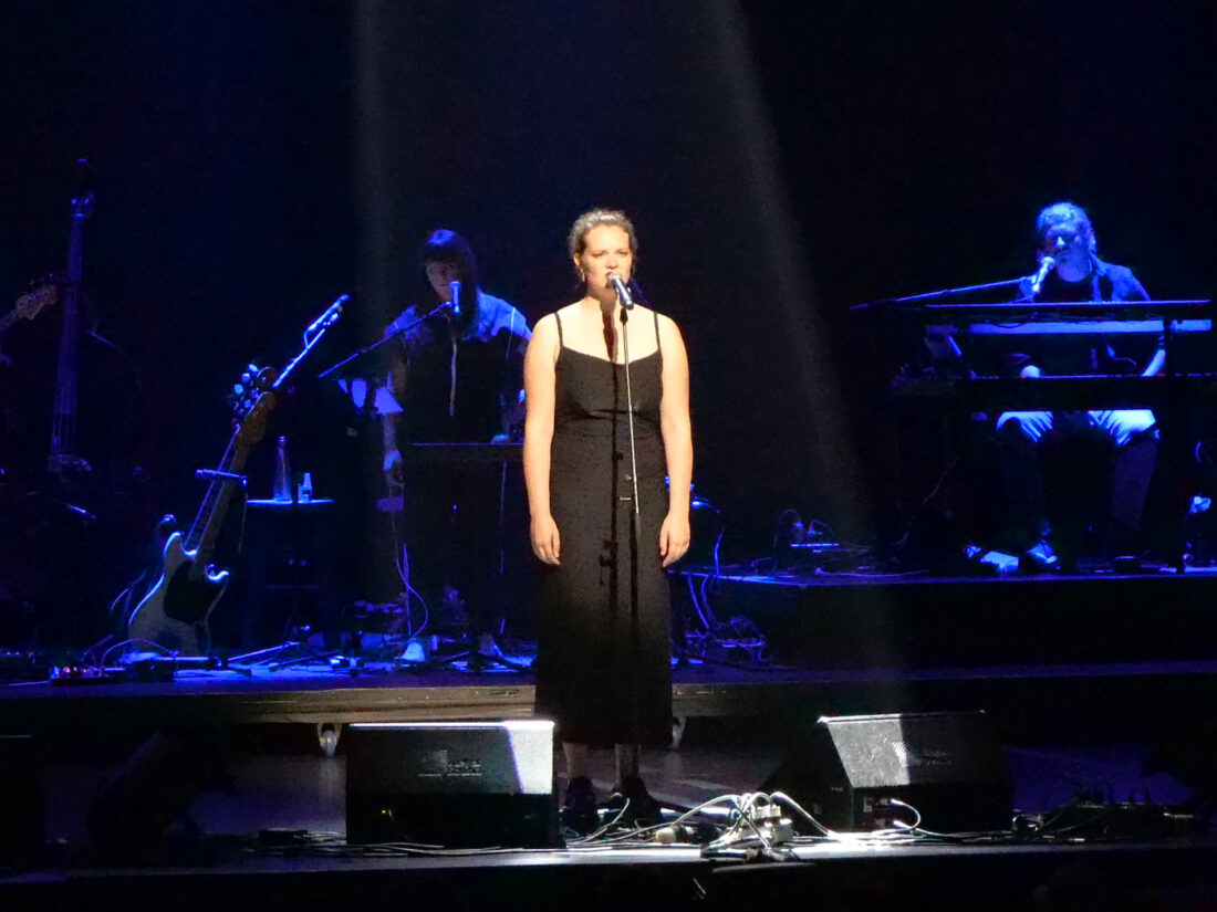 Jeanne Laforest interprète un morceau vocal classique lors de la finale du Grand Concours Hydro-Québec.